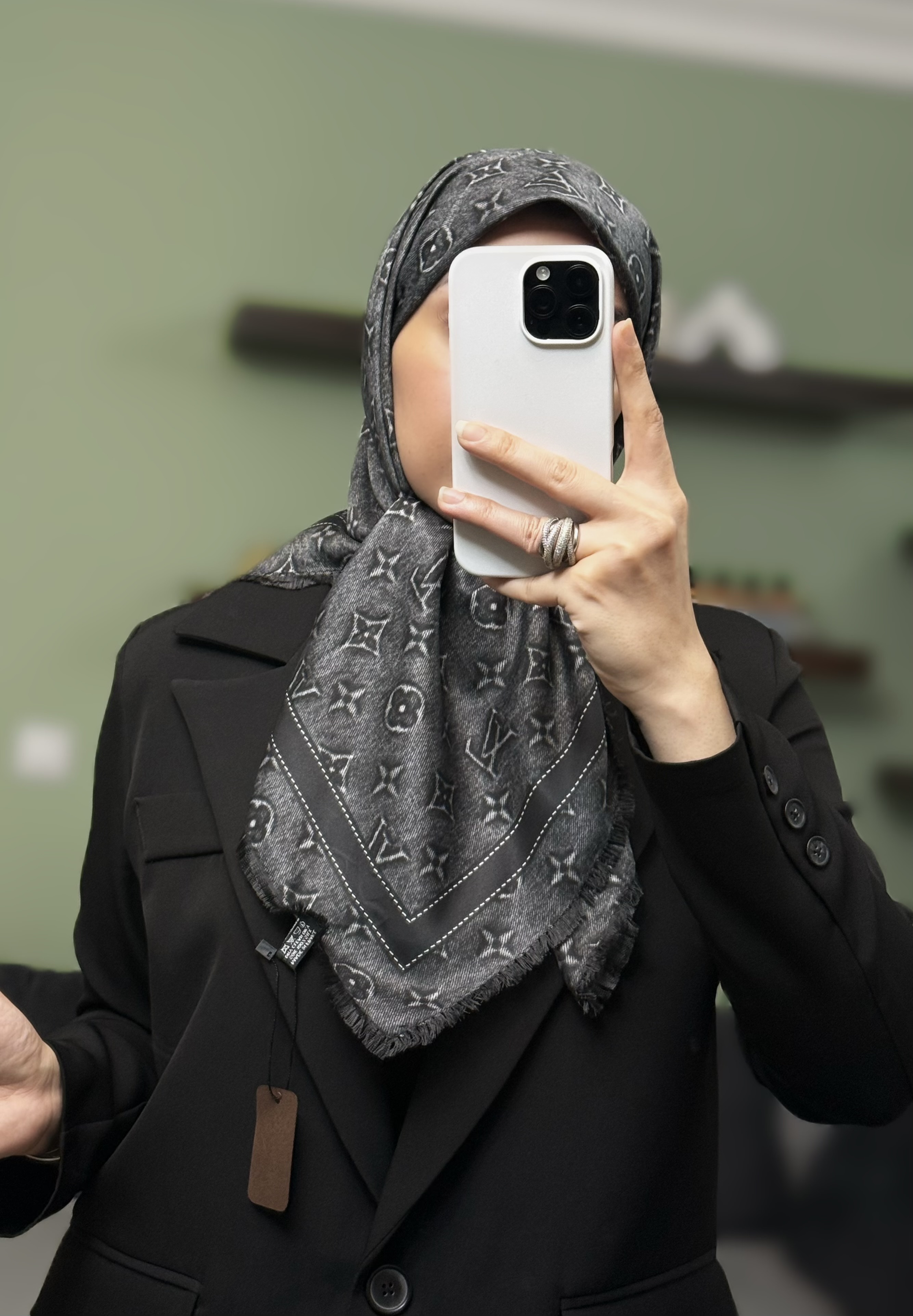 روسری ابریشم وارداتی برند ال وی B82